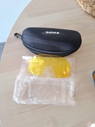 Funda gafas deportivas y lentes de recambio.