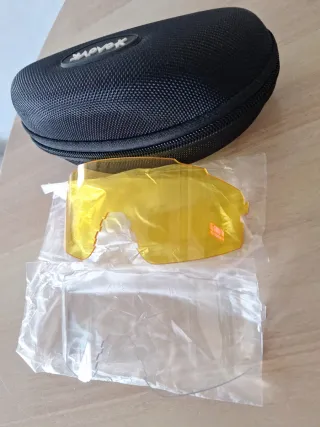 Funda gafas deportivas y lentes de recambio.