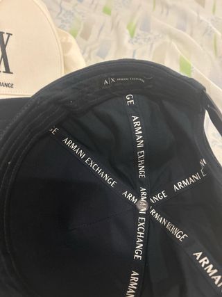 Pack Gorras Armani Exchange AX Negras y Blancas