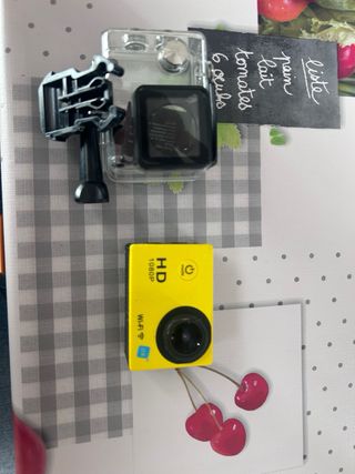 Fotocamera stile GoPro con tutti gli accessori