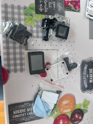 Fotocamera stile GoPro con tutti gli accessori