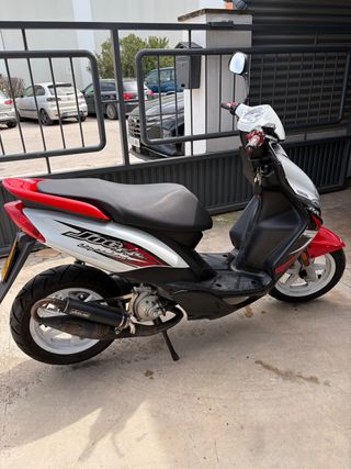 Yamaha Jog RR Scooter Roja y Blanca