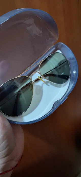 Gafas de sol aviador doradas y verdes