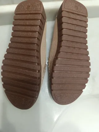 Mocasines beige mujer con detalle dorado