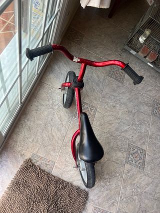 Bicicleta de equilibrio roja para niños