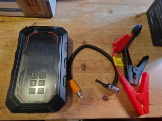 Arrancador de Coche con inchador de  ruedas.