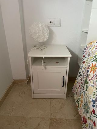 Mesita de noche con puerta
