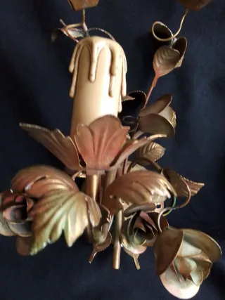 Aplique de pared metal dorado rosas