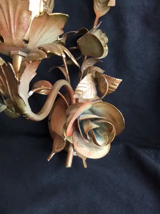 Aplique de pared metal dorado rosas