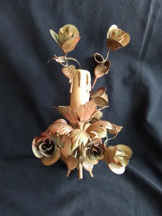 Aplique de pared metal dorado rosas