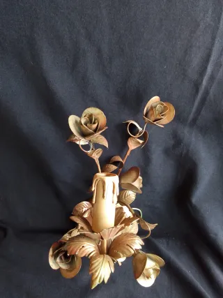 Aplique de pared metal dorado rosas