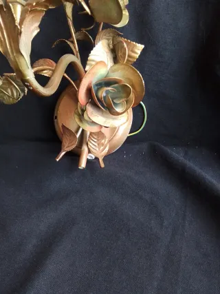 Aplique de pared metal dorado rosas