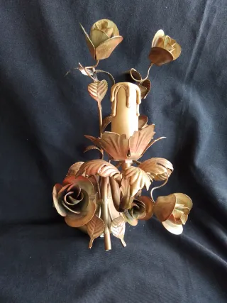 Aplique de pared metal dorado rosas