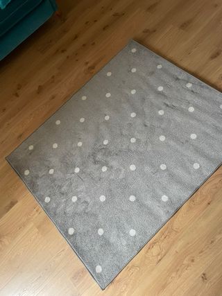 Alfombra Ikea lunares gris y blanco