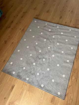 Alfombra Ikea lunares gris y blanco