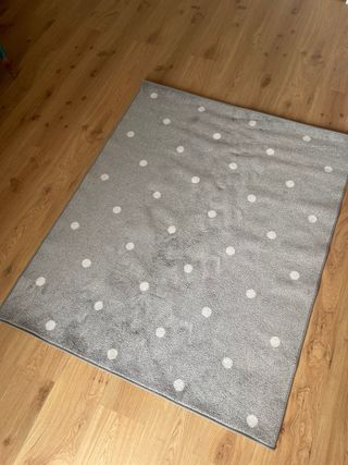 Alfombra Ikea lunares gris y blanco