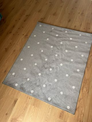 Alfombra Ikea lunares gris y blanco