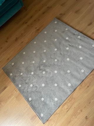 Alfombra Ikea lunares gris y blanco