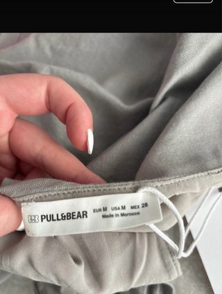 Top Pull&Bear gris asimétrico con etiqueta