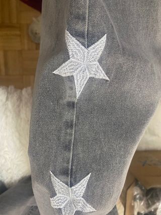 Pantalones vaqueros grises con estrellas