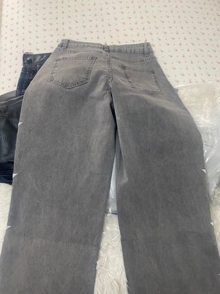 Pantalones vaqueros grises con estrellas