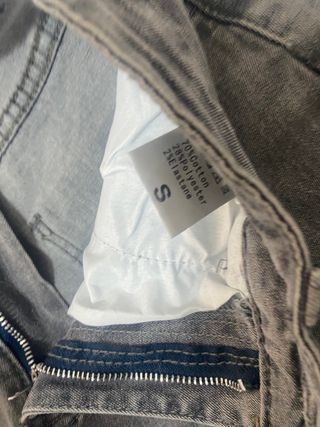 Pantalones vaqueros grises con estrellas