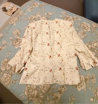 Chaqueta beige floral mujer