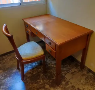 Escritorio y silla de madera