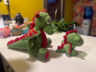 Llaveros de crochet piecitos (azul y rojo), etc.