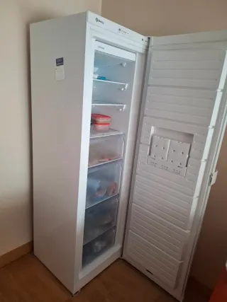 Congelador vertical blanco