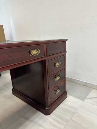 Escritorio de madera noble