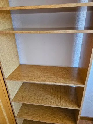 Estantería de madera con baldas regulables