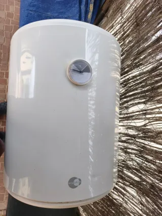 Calentador de agua eléctrico blanco