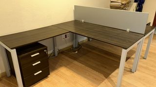 4 escritorios modulares con separador