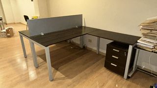 4 escritorios modulares con separador