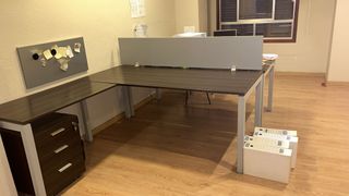 4 escritorios modulares con separador
