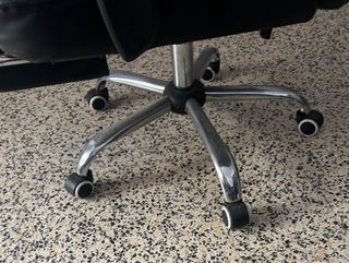 Sedia da ufficio nera con poggiapiedi