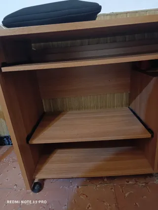 Escritorio de madera con bandeja