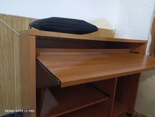 Escritorio de madera con bandeja