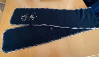 Bufanda negra con bordado floral.