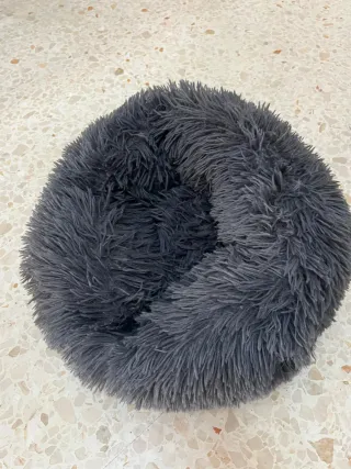 Letto per cani caldo grigio
