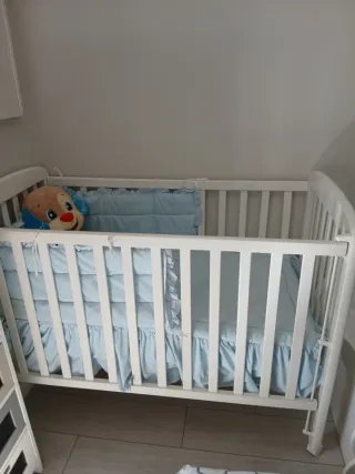 Cuna de bebé con colchón