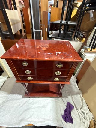 Mesa auxiliar de madera con cajones