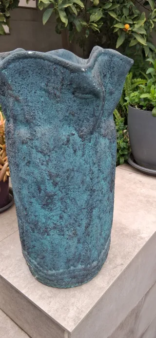 Paragüero de metal con acabado verde