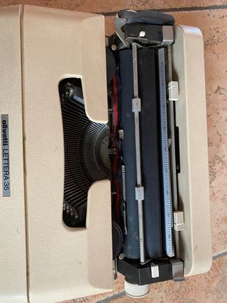 Macchina da scrivere Olivetti Lettera 35