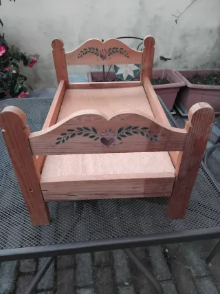 Culla per bambole in legno decorata