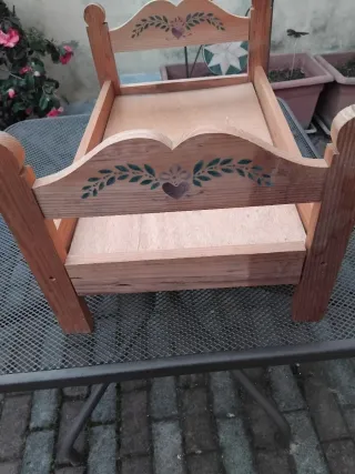 Culla per bambole in legno decorata