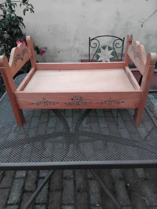 Culla per bambole in legno decorata