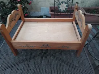 Culla per bambole in legno decorata