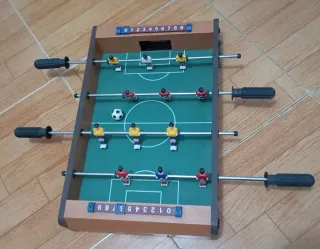 Futbolín de mesa casi sin usar y una pelota.